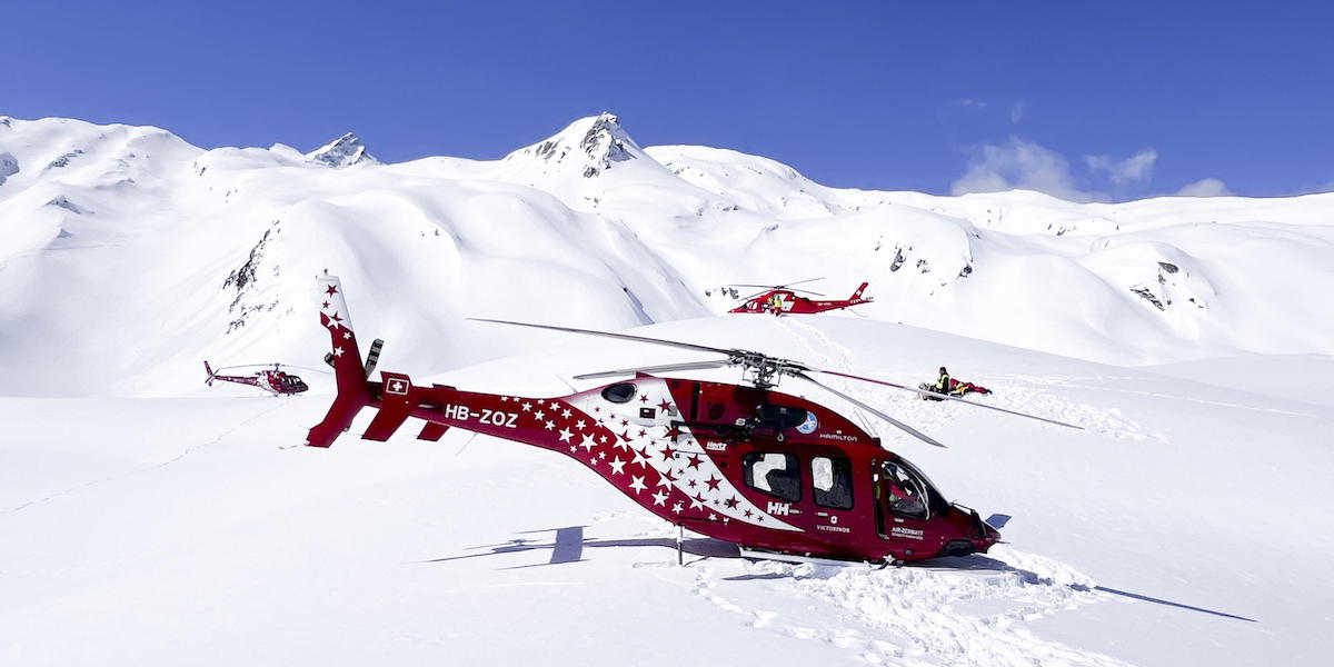 Gli elicotteri inviati dalle autorità svizzere per i soccorsi nella zona in cui è precipitato l'elicottero (EPA/WALLIS POLICE)