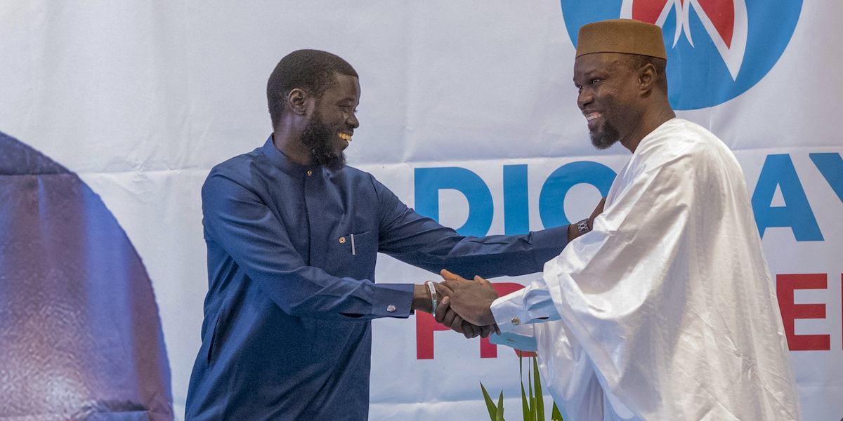 A destra il nuovo primo ministro del Senegal Ousmane Sonko, che stringe la mano a Bassirou Diomaye Faye, nuovo presidente del paese (AP Photo/Sylvain Cherkaoui)