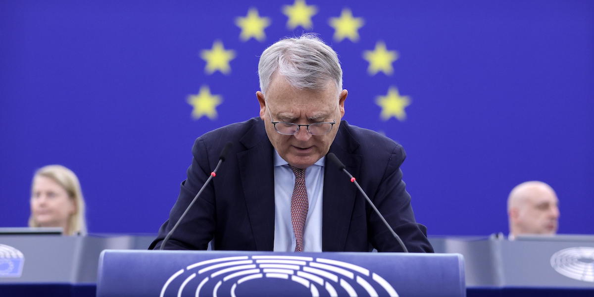 Il commissario europeo al Lavoro Nicolas Schmit interviene nell'aula del Parlamento Europeo di Strasburgo il 26 febbraio 2024 (RONALD WITTEK/ANSA)