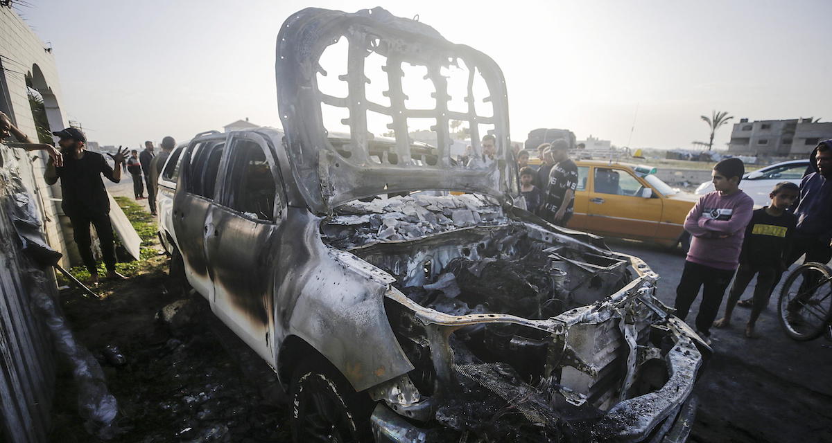 Una delle auto di World Central Kitchen distrutte dall'attacco israeliano