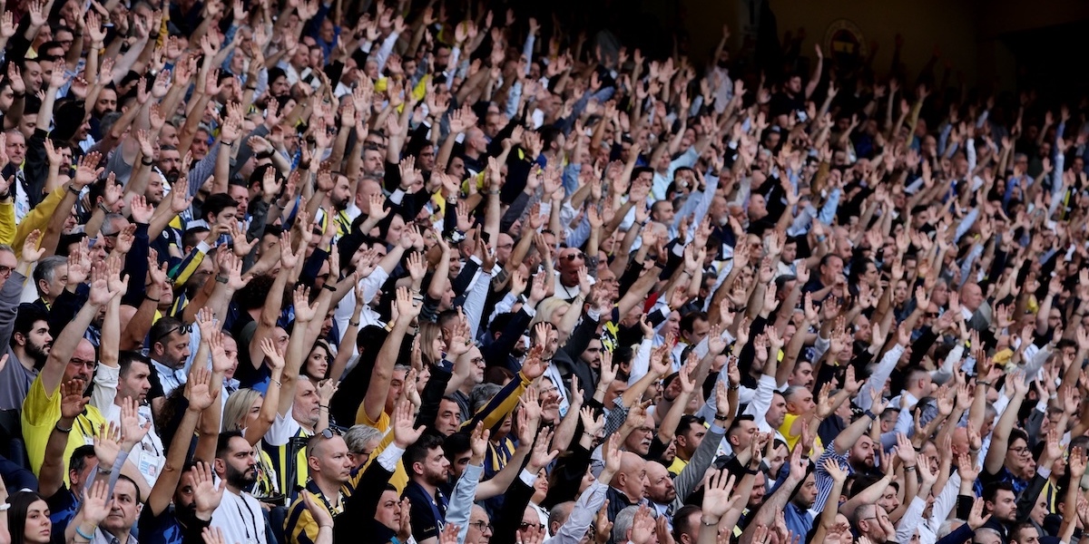 I tifosi del Fenerbahce con le mani alzate durante la votazione (REUTERS/Umit Bektas)