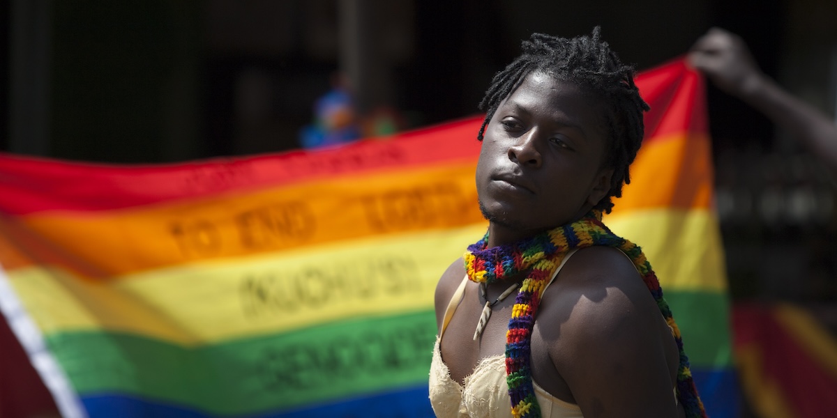 Una persona al Pride di Entebbe, in Uganda, nel 2014