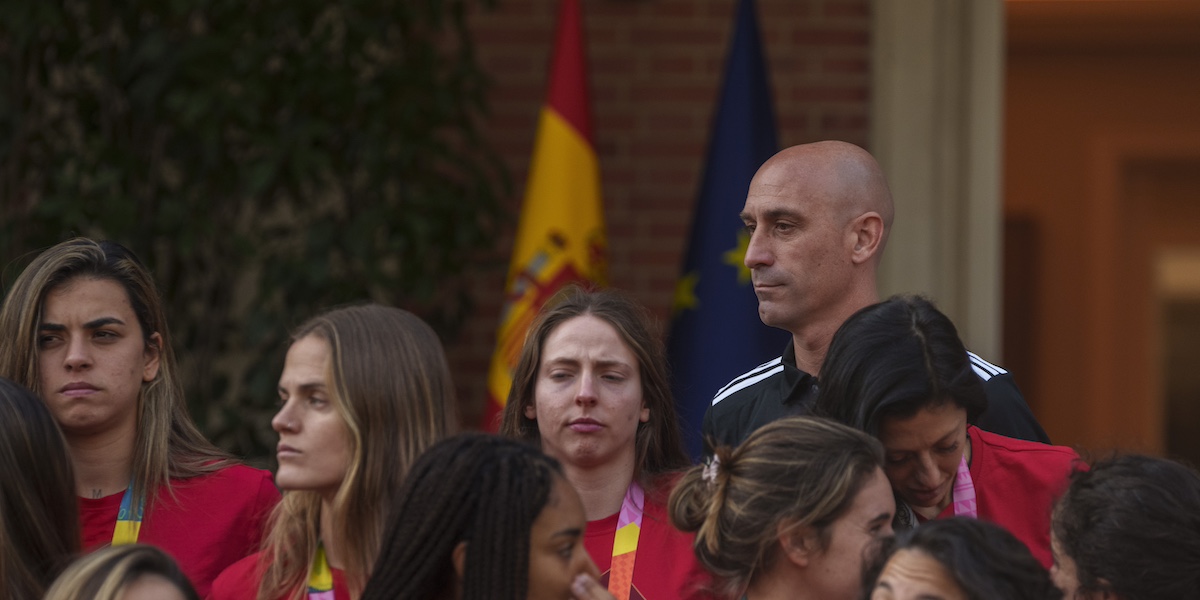 Luis Rubiales con le calciatrici della Nazionale femminile spagnola, il 22 agosto 2023 (AP Photo/Manu Fernandez, File)