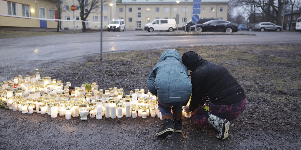 Fiori e candele nel cortile della scuola dove è avvenuto l'attacco (Roni Rekomaa/Lehtikuva via AP)