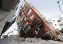 Un palazzo parzialmente collassato su se stesso a causa del terremoto più forte degli ultimi 25 anni per l'isola di Taiwan