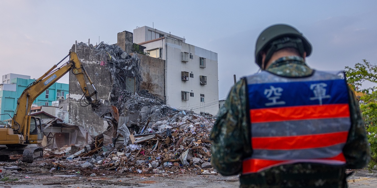 Un edificio danneggiato dal terremoto dopo la demolizione a Hualien, Taiwan, 4 aprile