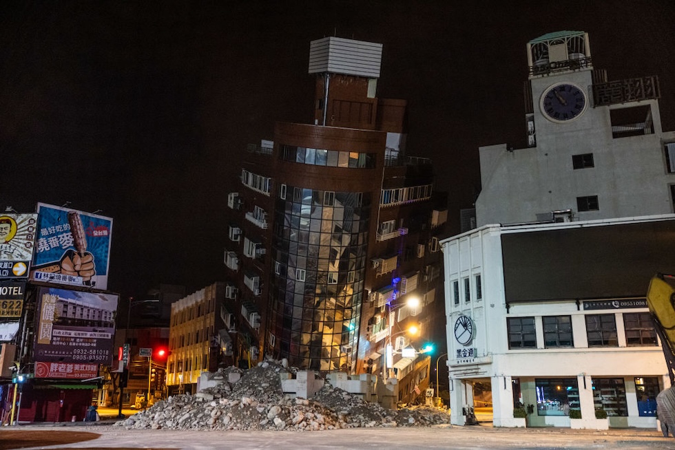 Un palazzo parzialmente collassato a causa del terremoto a Hualien, Taiwan, 4 aprile 