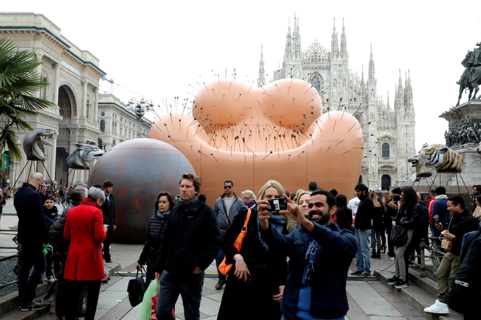 Un'installazione di Gaetano Pesce realizzata in piazza del Duomo, a Milano in occasione della settimana del Mobile, nel 2019.(ANSA / MATTEO BAZZI)