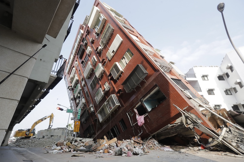 Un palazzo parzialmente collassato su se stesso a causa del terremoto più forte degli ultimi 25 anni per l'isola di Taiwan