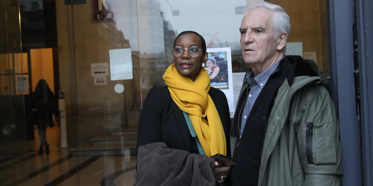 Dafroza e Alain Gauthier, Parigi, 23 novembre 2023 (AP Photo/Christophe Ena)