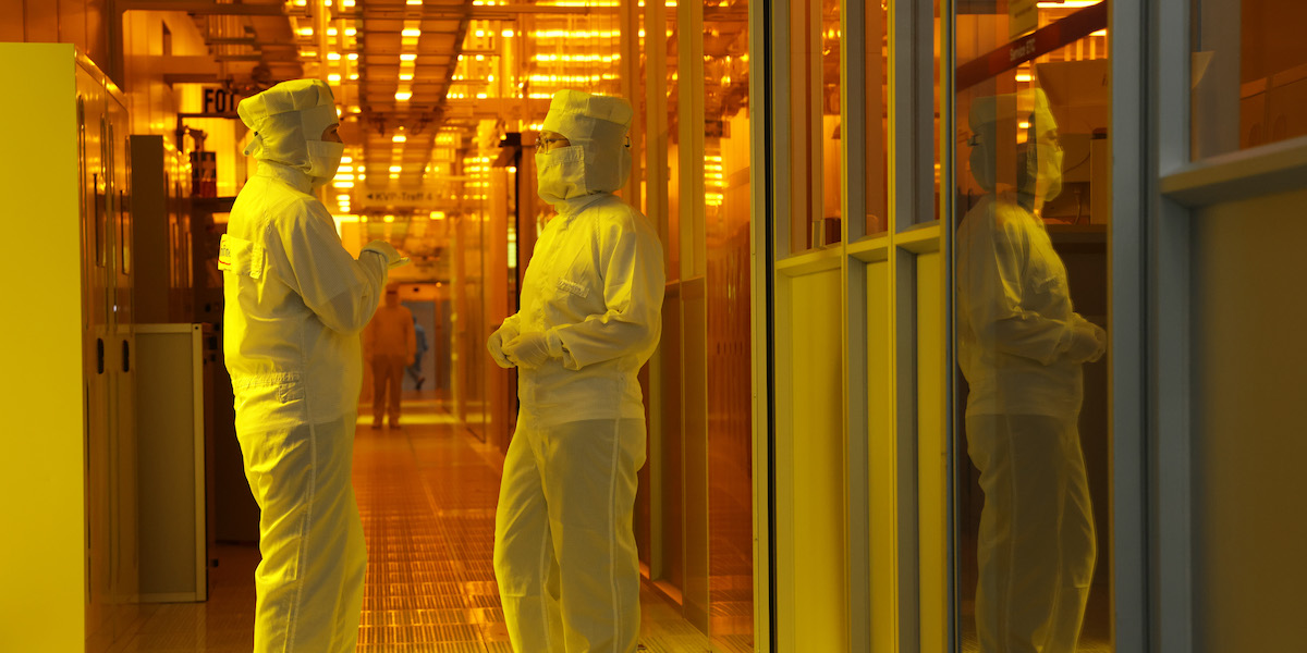 L'interno di una fabbrica di microchip (Sean Gallup/Getty Images)