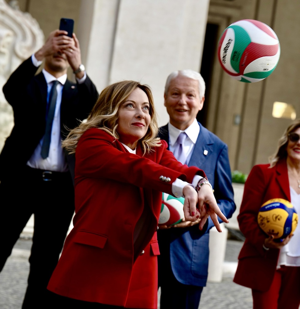 La presidente del Consiglio Giorgia Meloni gioca a pallavolo nel cortile di Palazzo Chigi durante un incontro con alcune giocatrici delle squadre che saranno impegnate nelle coppe europee