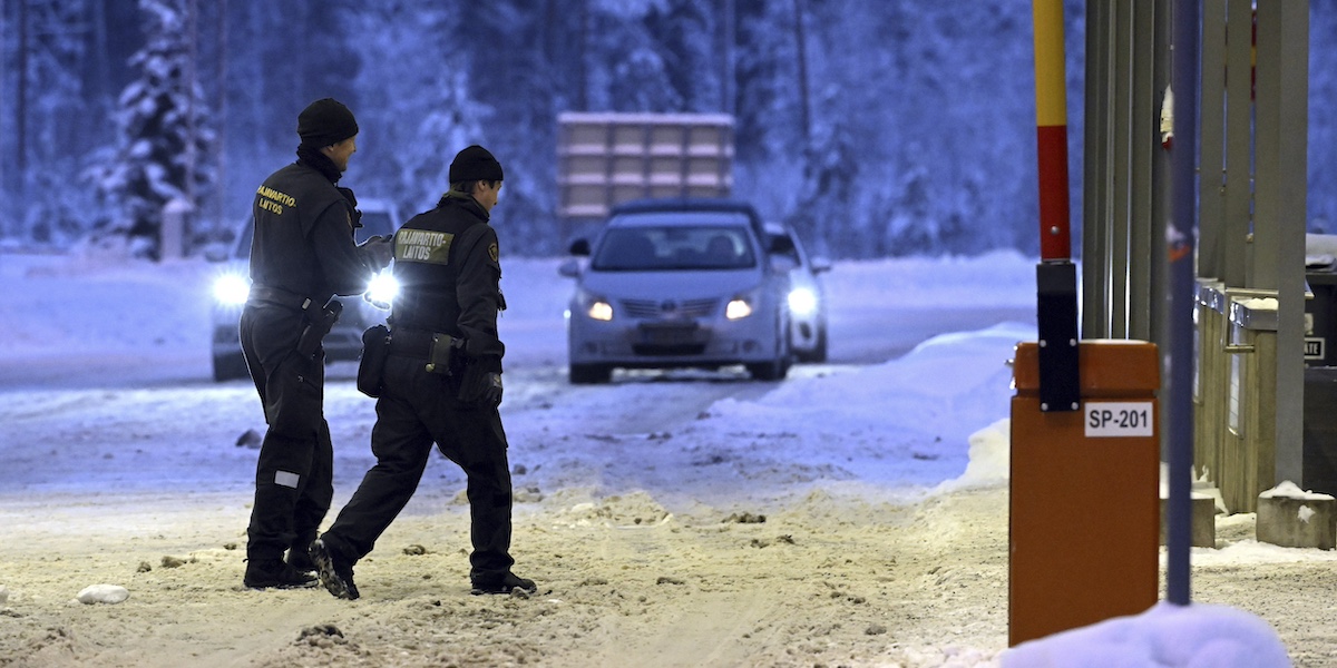 Guardie finlandesi al varco di Vaalimaa, sul confine fra Russia e Finlandia (Heikki Saukkomaa/Lehtikuva via AP)