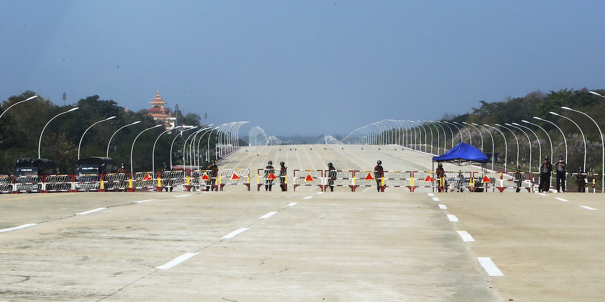 Un grande viale vuoto a Naypyidaw, capitale del Myanmar (AP Photo, File)