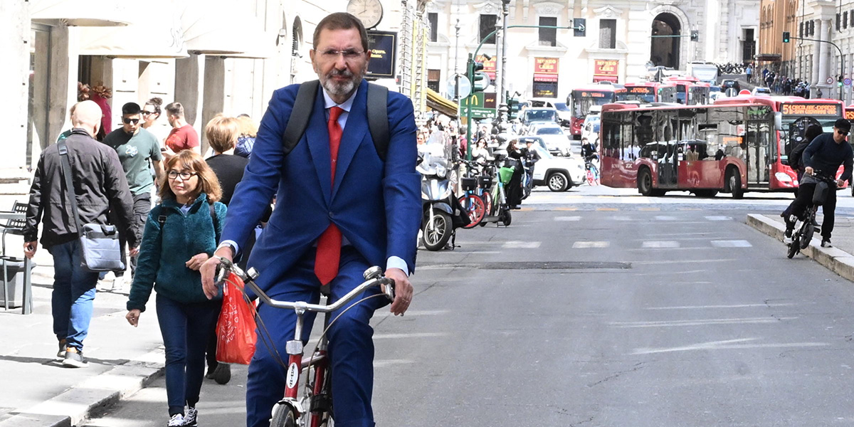 Ignazio Marino arriva in bicicletta alla conferenza stampa di Alleanza Verdi e Sinistra a Roma (ANSA/MAURIZIO BRAMBATTI)
