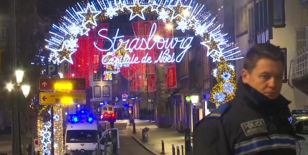L'arrivo della polizia di Strasburgo la sera dell'11 dicembre 2018 poco dopo l'attentato (AP Photo)