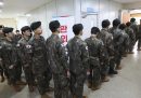 Soldati dell'esercito della Corea del Sud fanno la fila per votare alle elezioni parlamentari. Le elezioni saranno il 10 aprile, ma è stata data la possibilità di votare anticipatamente venerdì e sabato