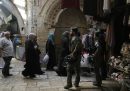 La polizia israeliana controlla le persone che vanno alla moschea di al Aqsa, a Gerusalemme, per l'ultima preghiera del venerdì nel mese del Ramadan, sacro per la religione islamica