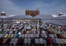 Decine di persone in preghiera per il Ramadan, il mese sacro per la religione musulmana