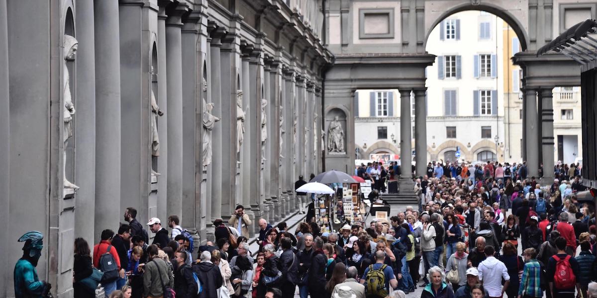 Code di turisti alla Galleria degli Uffizi, Firenze, 20 maggio 2016 (ANSA/MAURIZIO DEGL INNOCENTI)