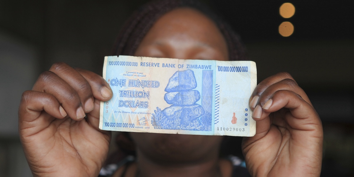 Una vecchia banconota da 100mila miliardi di dollari nel 2016 (AP Photo/Tsvangirayi Mukwazhi)