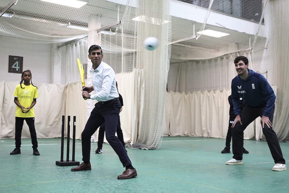 Il primo ministro britannico Rishi Sunak gioca a cricket durante una visita in un campo da allenamento. Il cricket è una delle discipline sportive più seguite al mondo, la seconda per diffusione dopo il calcio: si stima che abbia 2 miliardi di mezzo di appassionati, e in questo influisce particolarmente la grande popolarità che ha in India.