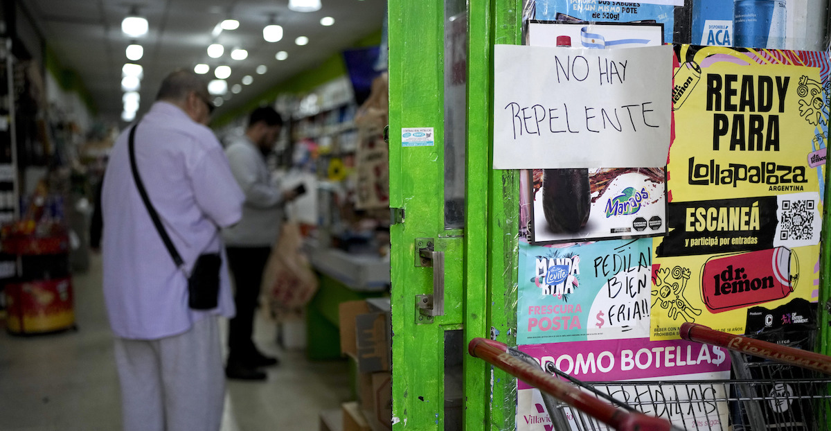 Un negozio con il cartello "Non c'è repellente" a Buenos Aires
