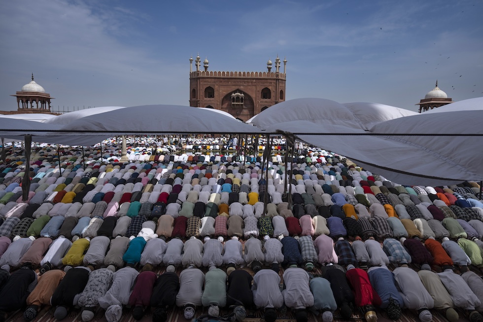 Decine di persone in preghiera per il Ramadan, il mese sacro per la religione musulmana