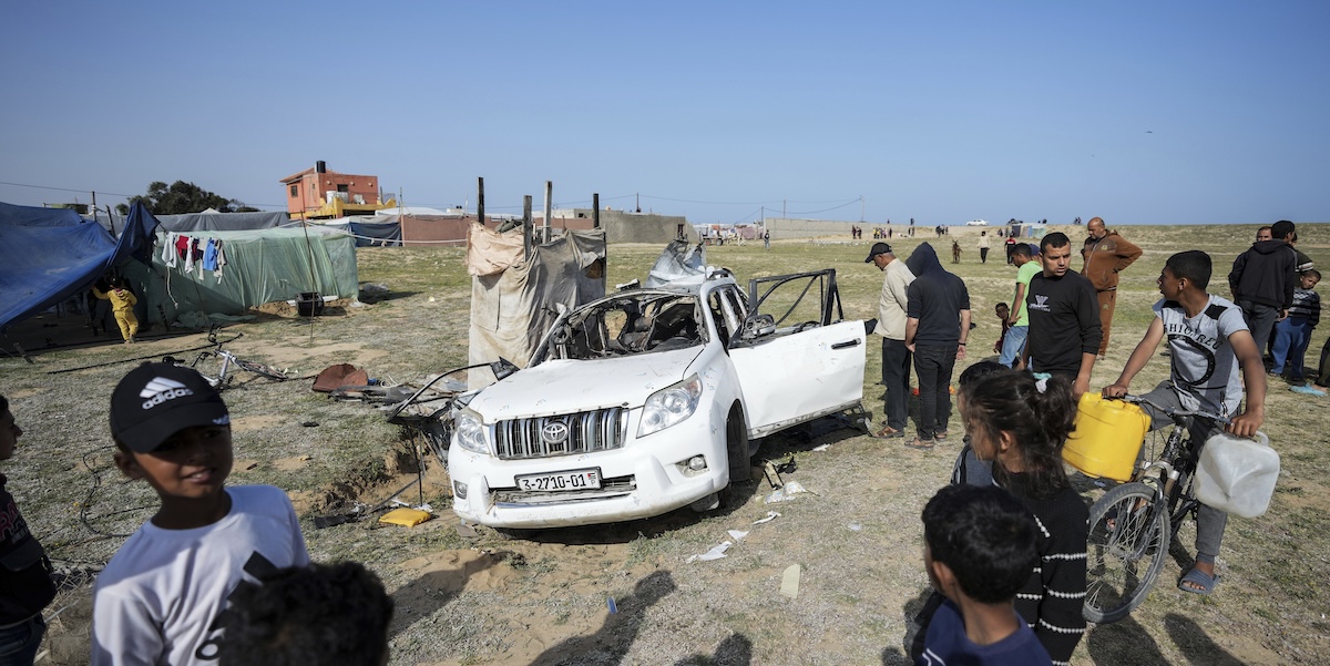 Una delle auto su cui viaggiavano gli operatori di World Central Kitchen uccisi nell'attacco a Deir al Balah. (AP Photo/Abdel Kareem Hana)
