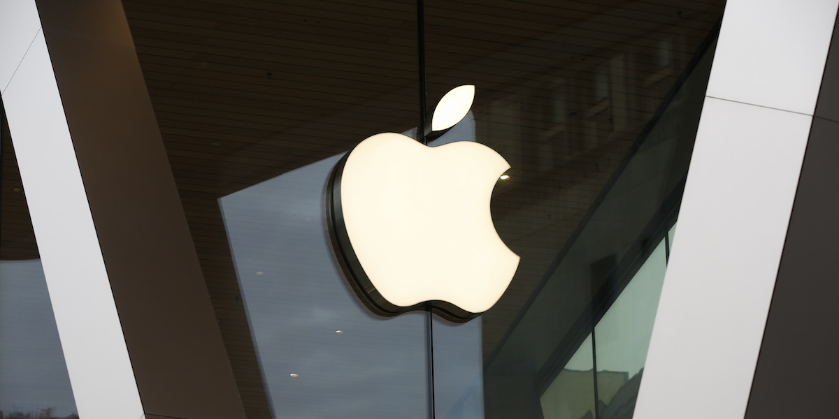 il logo di apple su un negozio