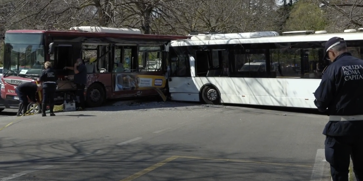 Fermoimmagine di un video in cui si vedono i due bus che si sono scontrati