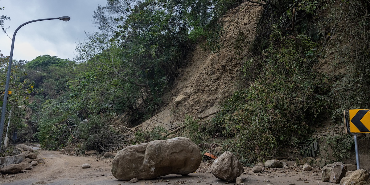 Una frana su una strada nel parco nazionale a nord di Hualien, 5 aprile