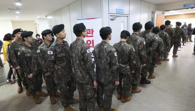 Soldati dell'esercito della Corea del Sud fanno la fila per votare alle elezioni parlamentari. Le elezioni saranno il 10 aprile, ma è stata data la possibilità di votare anticipatamente venerdì e sabato