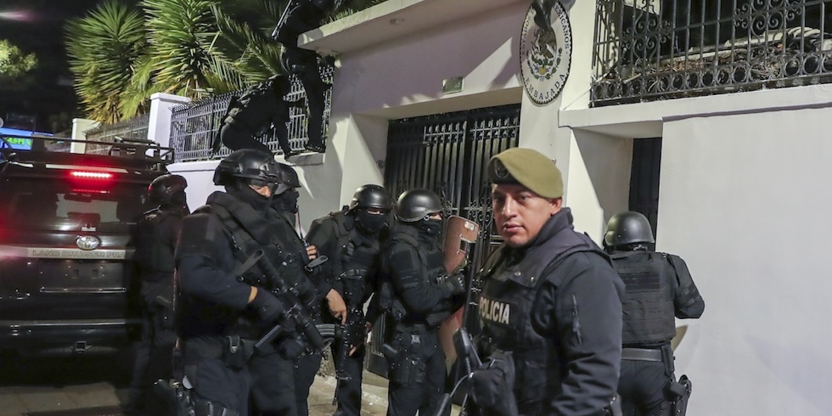 La polizia dell'Ecuador di fronte all'ambasciata del Messico (AP Photo/David Bustillos)