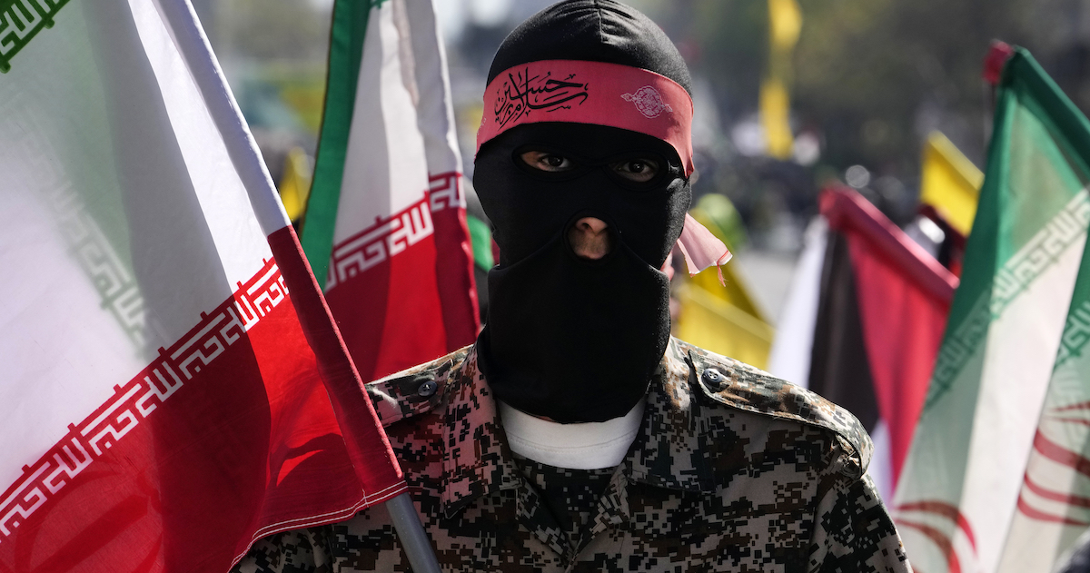 Un paramilitare iraniano durante una manifestazione a Teheran
