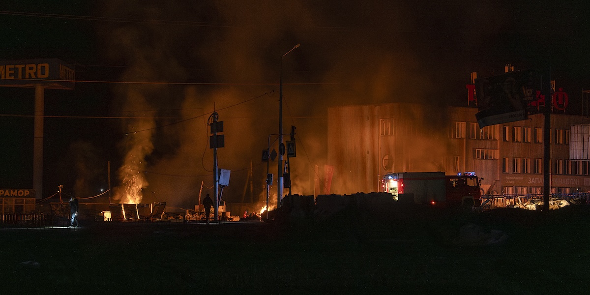Un incendio in una zona colpita da un drone russo a Kharkiv, il 6 aprile 2024 (AP Photo/Alex Babenko)