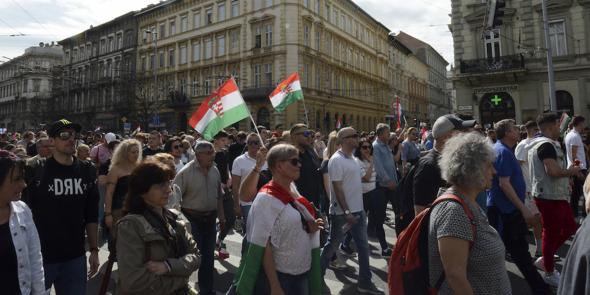 La manifestazione a Budapest, in Ungheria, il 6 aprile 2024 (AP Photo/Justin Spike)