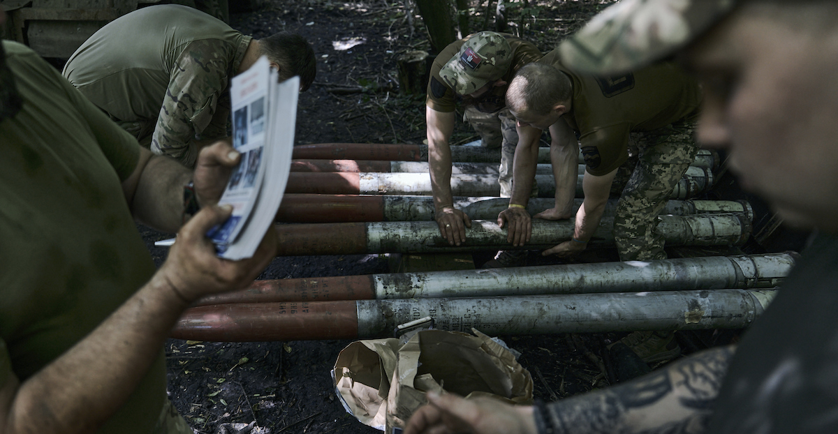 Soldati ucraini preparano munizioni di artiglieria nell'estate del 2023