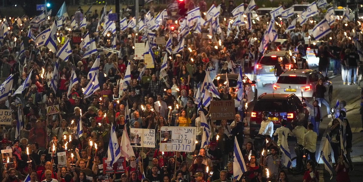 Una protesta contro Benjamin Netanyahu, lo scorso 2 aprile (AP Photo/Ohad Zwigenberg, File)