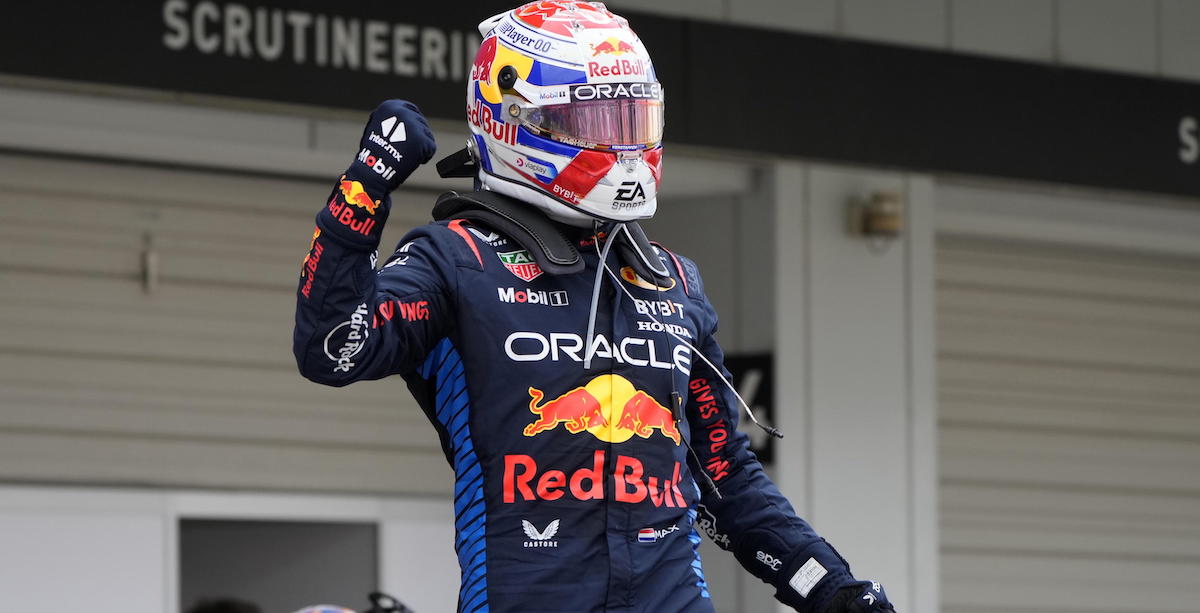 Max Verstappen esulta dopo aver vinto il Gran Premio del Giappone