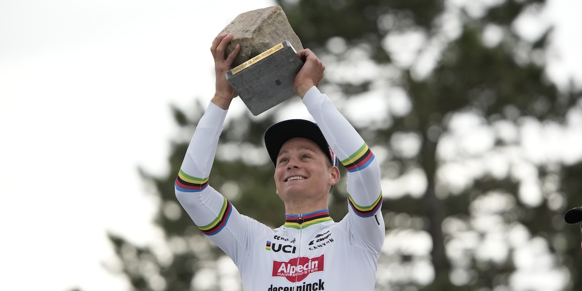 Mathieu van der Poel con il trofeo della Parigi-Roubaix (AP Photo/Christophe Ena)