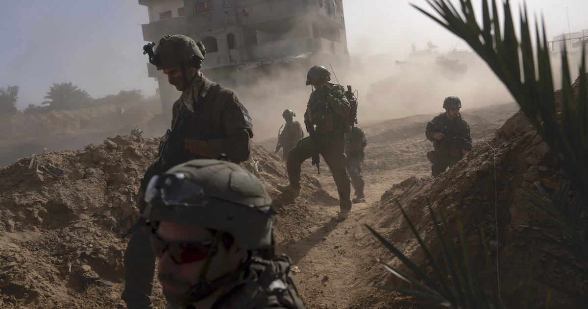 Soldati israeliani a Khan Yunis durante un'operazione militare a gennaio