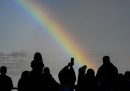 Persone davanti a un arcobaleno alle cascate del Niagara