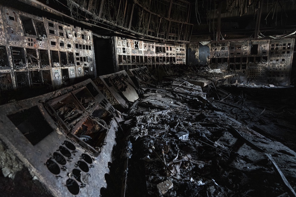 Il centro di controllo di una centrale elettrica ucraina completamente carbonizzato distrutta da un attacco russo