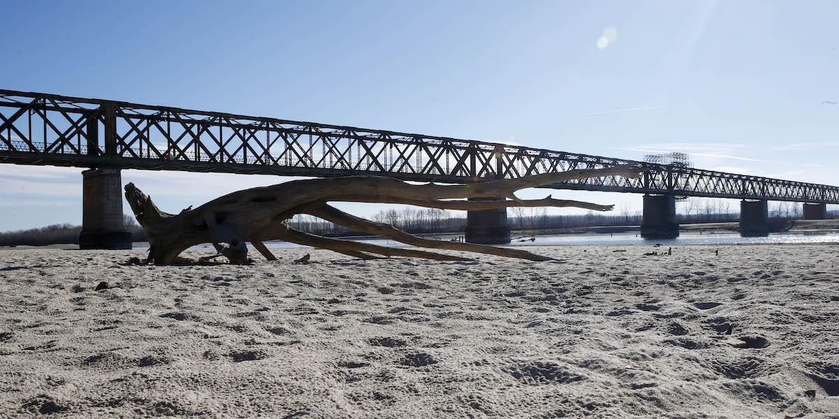 Il ponte della Becca, a Pavia, in secca nell'estate del 2016