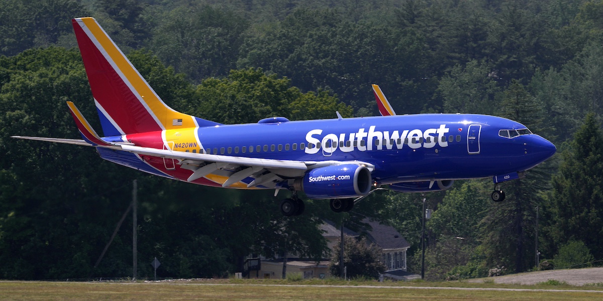 Un Boeing 737 800 di Southwest Airlines durante l'atterraggio (AP Photo/Charles Krupa, File)