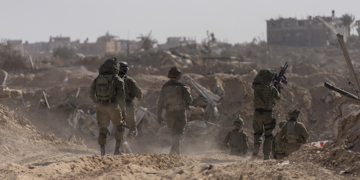 Soldati israeliani a Khan Yunis a gennaio 2024 (AP Photo/Ohad Zwigenberg)