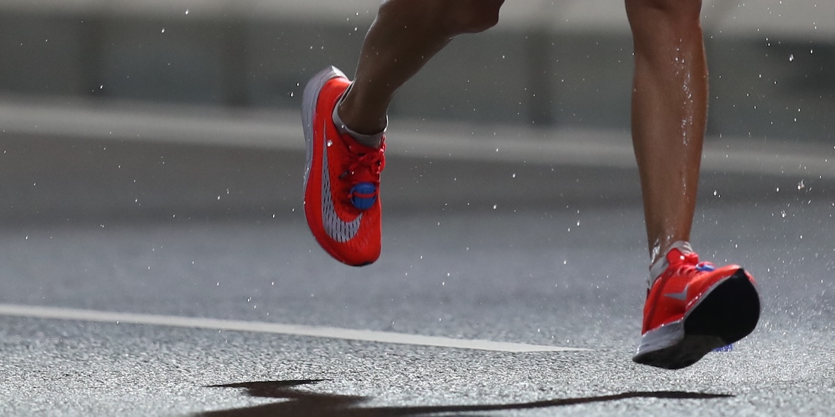 Un'atleta indossa delle Nike Vaporfly durante la maratona di Doha, in Qatar, il 28 settembre del 2019