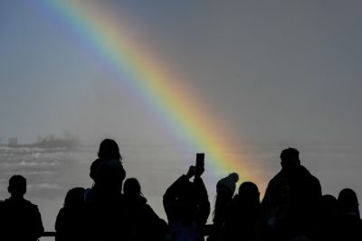 Persone davanti a un arcobaleno alle cascate del Niagara