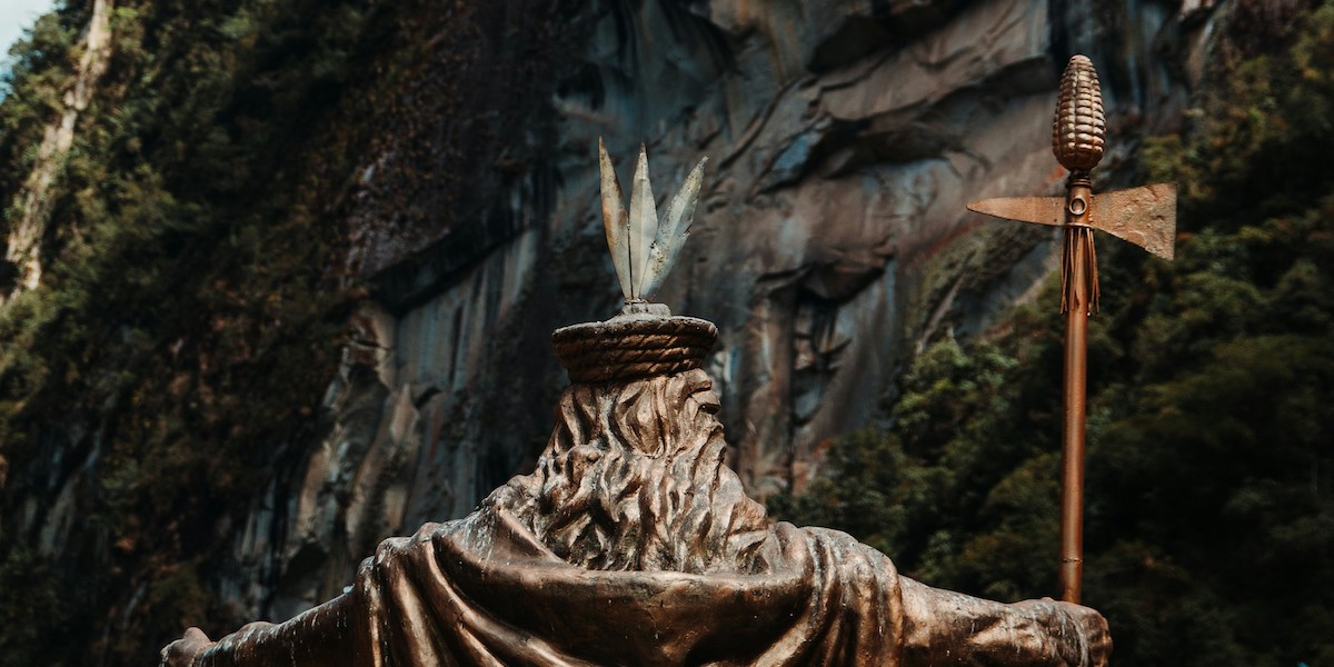 Statua dell'imperatore Inca Pachacutec ad Aguas Calientes, in Perù (Adrian Dascal/Unsplash)